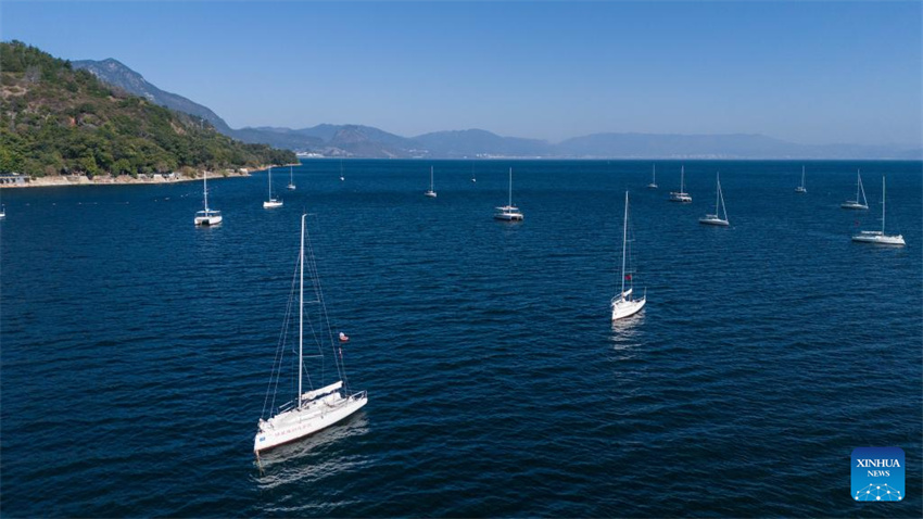 Galeria: paisagem do Lago Fuxian na cidade de Yuxi, província de Yunnan