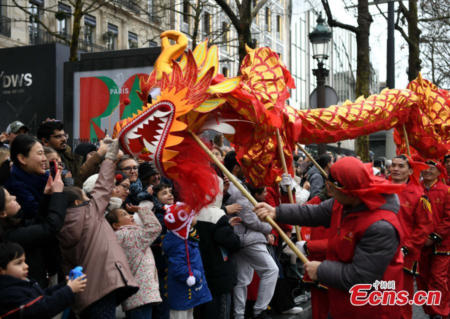 Performances de dança do dragão e do leão celebram o Ano Novo Chinês nos Champs-Élysées, em Paris