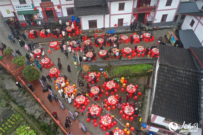 Jinggangshan: aldeia de Shenshan recebe visitantes com banquete tradiconal