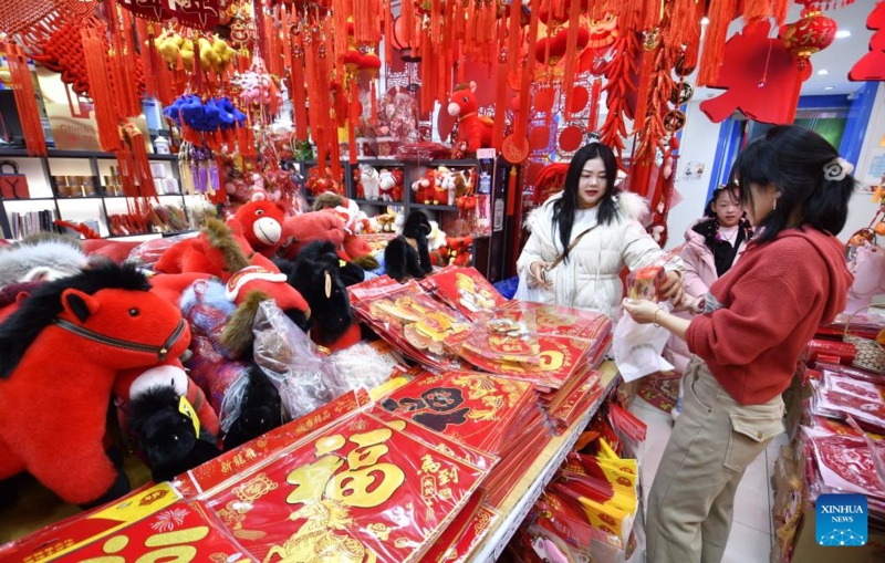 Centros comerciais em Beijing começam a vender decorações festivas antes do Festival da Primavera