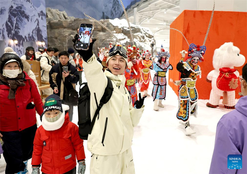 Visitantes se divertem em parque temático de gelo e neve indoor em Shanghai