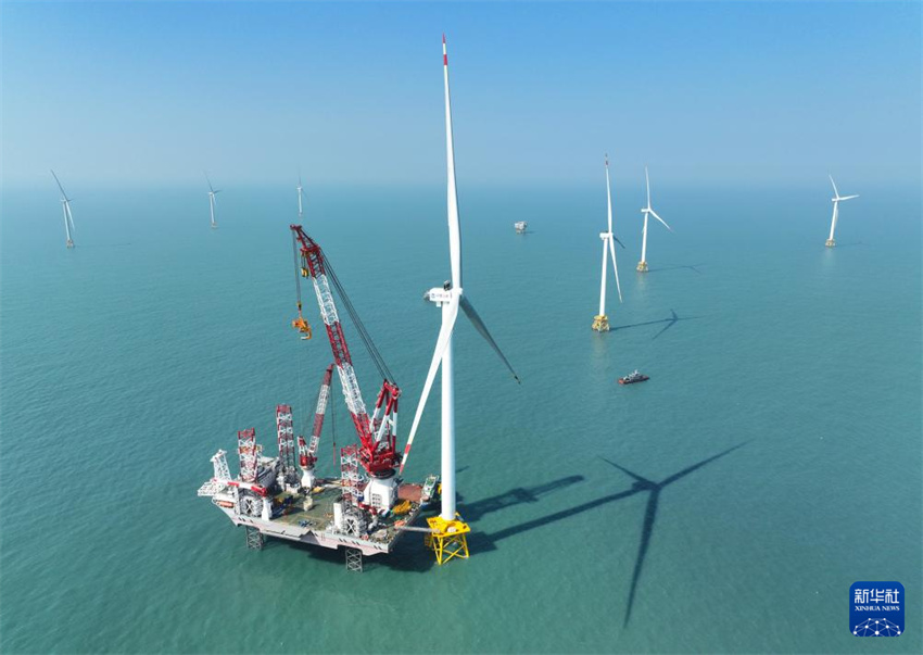 Turbina eólica offshore de 20 MW e a plataforma de instalação de turbinas eólicas offshore com capacidade para 2.000 toneladas métricas "Daqiao Haifeng", em 13 de janeiro.