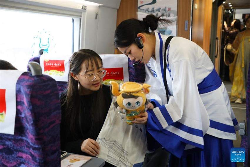 Museus móveis levam patrimônio cultural de Gansu até ao interior dos trens