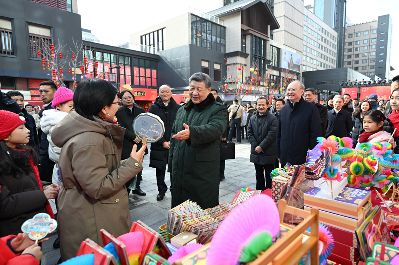 Xi Jinping visita pessoas em Beijing antes da Festa da Primavera