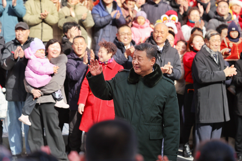 Xi Jinping visita pessoas em Beijing antes da Festa da Primavera