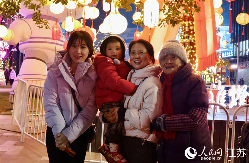 40ª edição do Festival das Lanternas de Qinhuai é inaugurada em Nanjing