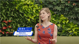 O poder de um nome: encontro entre culturas através da língua chinesaRecentemente, Rosamund Pike esteve na China participando de diversas atividades de intercâmbio cultural e desejou aos internautas chineses, em chinês, votos de sucesso no Ano do Cavalo. 