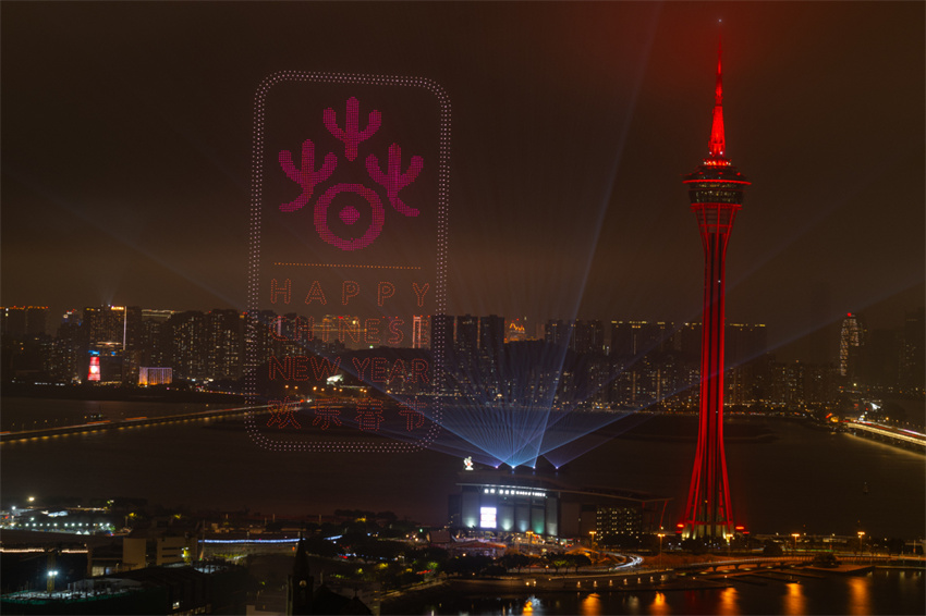 Espetáculo com drones e fogos de artifício realizado em Macau para celebrar o Festival da Primavera