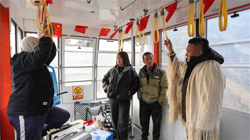 Deputado da Assembleia Popular Nacional lidera revitalização rural em vila próxima de penhasco