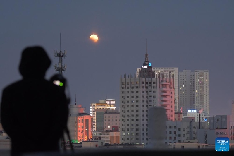 Eclipse lunar total é observado em várias regiões da China