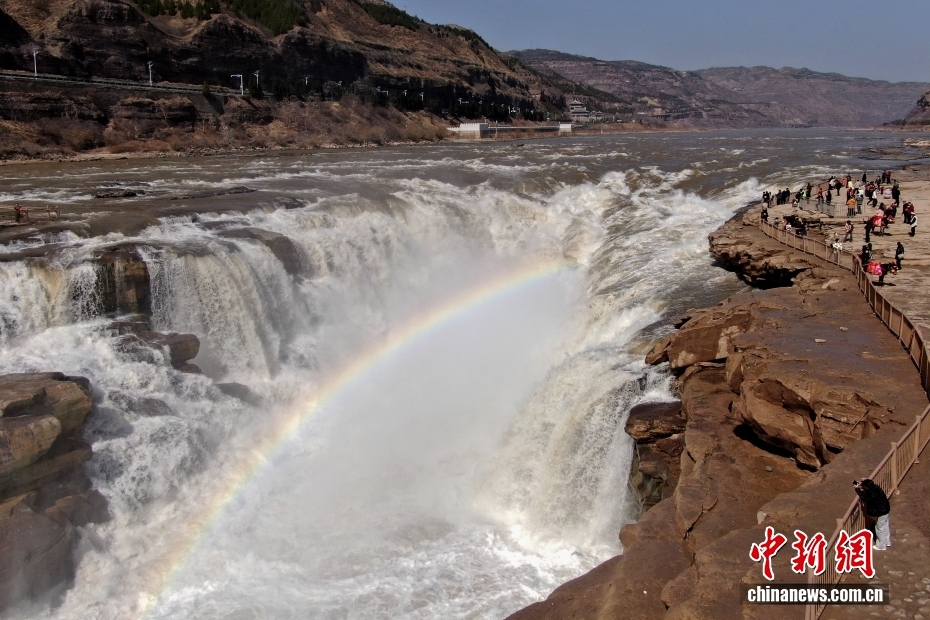 Degelo no Rio Amarelo reforça fluxo da cachoeira Hukou