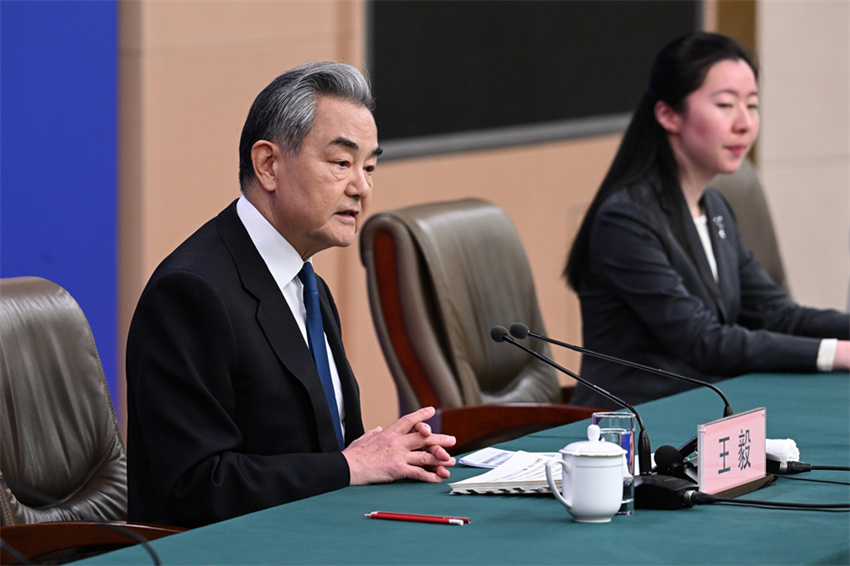 Chanceler chinês reúne-se com imprensa para discutir política externa e relações exteriores