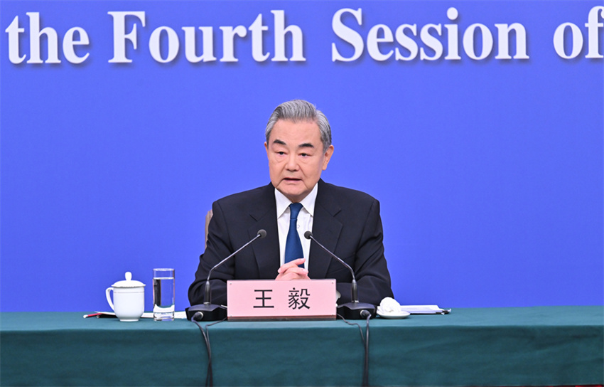 Chanceler chinês reúne-se com imprensa para discutir política externa e relações exteriores