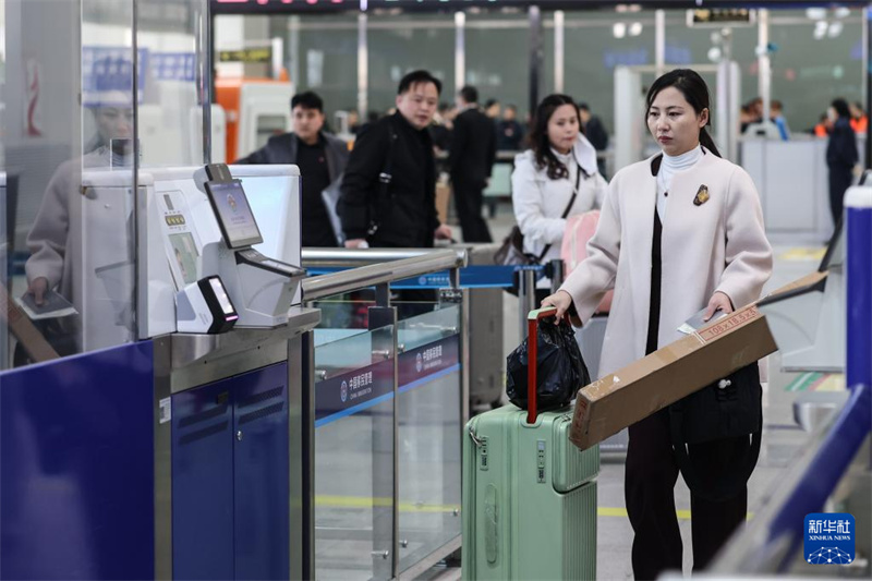 Trem internacional de passageiros da China para a RPDC chega a Pyongyang
