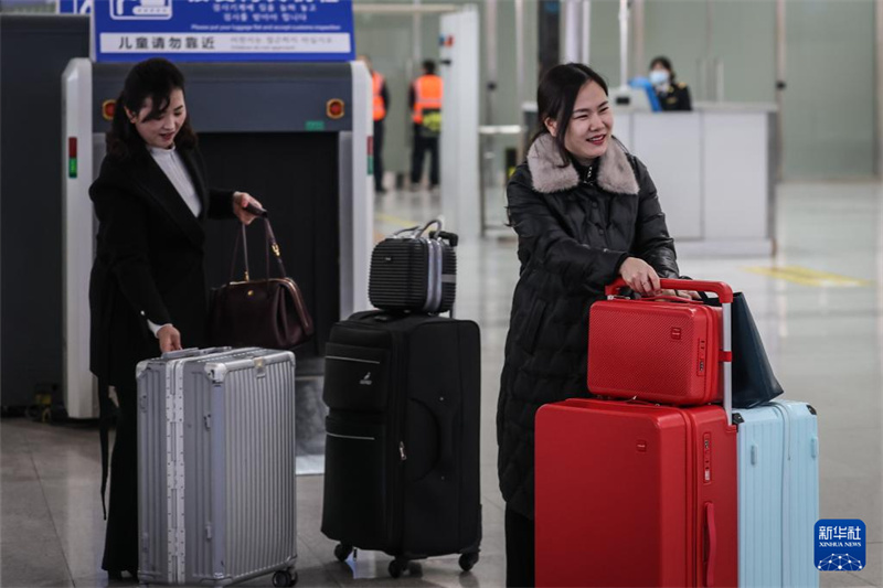 Trem internacional de passageiros da China para a RPDC chega a Pyongyang