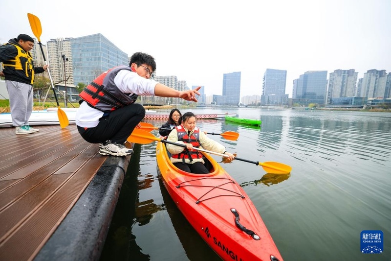 Ningbo inclui esportes aquáticos no cotidiano dos jovens com aulas públicas locais