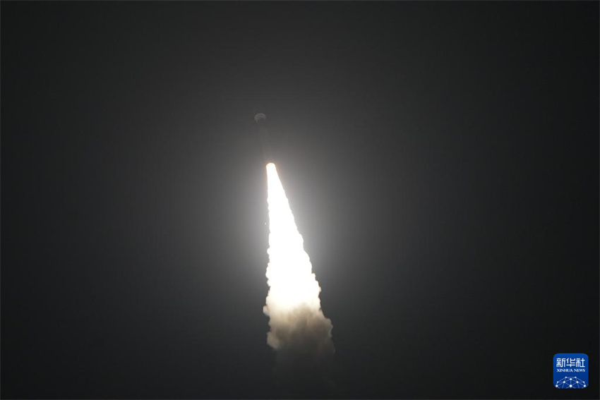 Foguete Smart Dragon-3 da China lança satélites do mar