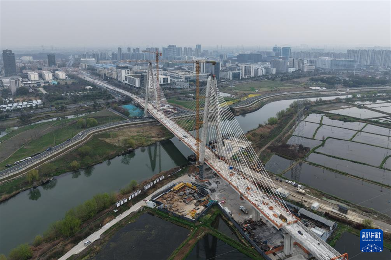 Dispositivo de soldagem inteligente estreia em canteiro de obras ferroviárias em Zhejiang, no leste da China