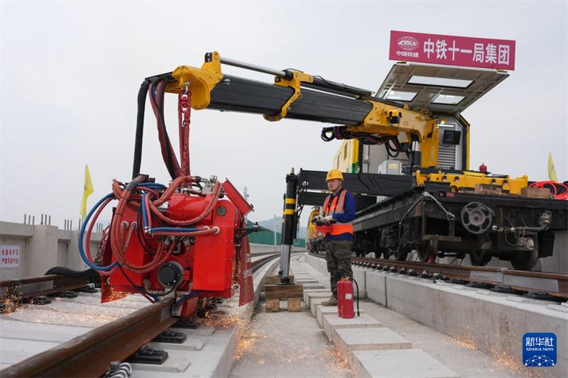 Dispositivo de soldagem inteligente estreia em canteiro de obras ferroviárias em Zhejiang, no leste da China