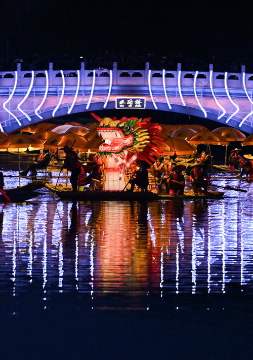 Espetáculo do “dragão dourado” ilumina noite de primavera em Beijing