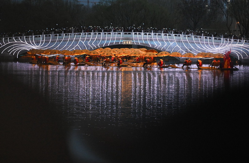 Espetáculo do “dragão dourado” ilumina noite de primavera em Beijing