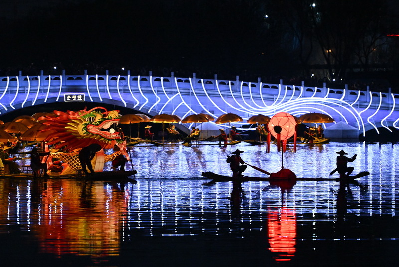 Espetáculo do “dragão dourado” ilumina noite de primavera em Beijing