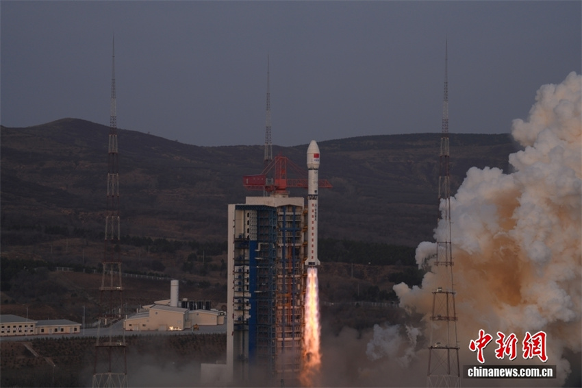China lança dois novos satélites