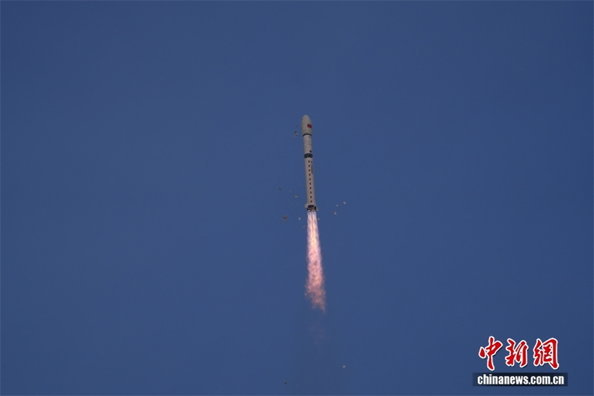 China lança dois novos satélites