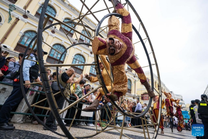 Pessoas participam do Desfile Internacional de Macau de 2026