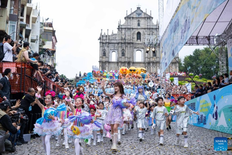 Pessoas participam do Desfile Internacional de Macau de 2026