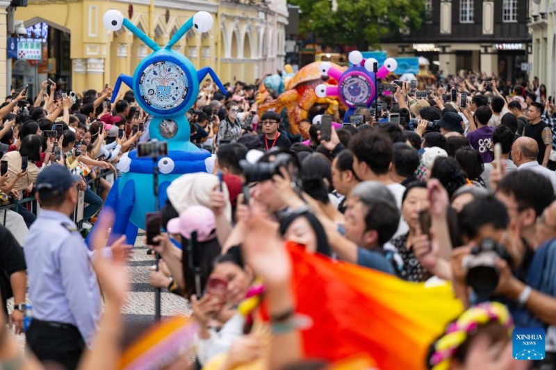 Pessoas participam do Desfile Internacional de Macau de 2026