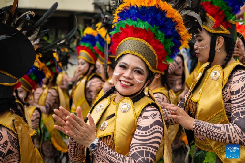 Pessoas participam do Desfile Internacional de Macau de 2026