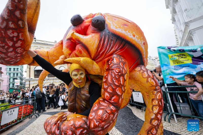 Pessoas participam do Desfile Internacional de Macau de 2026