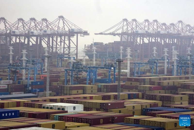 Porto de Ningbo-Zhoushan registra aumento na circulação de contêineres