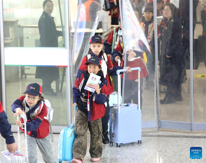 Estudantes fazem fila para uma viagem na Estação Ferroviária Norte de Changzhou, na cidade de Changzhou, província de Jiangsu, no leste da China, em 1º de abril de 2026.