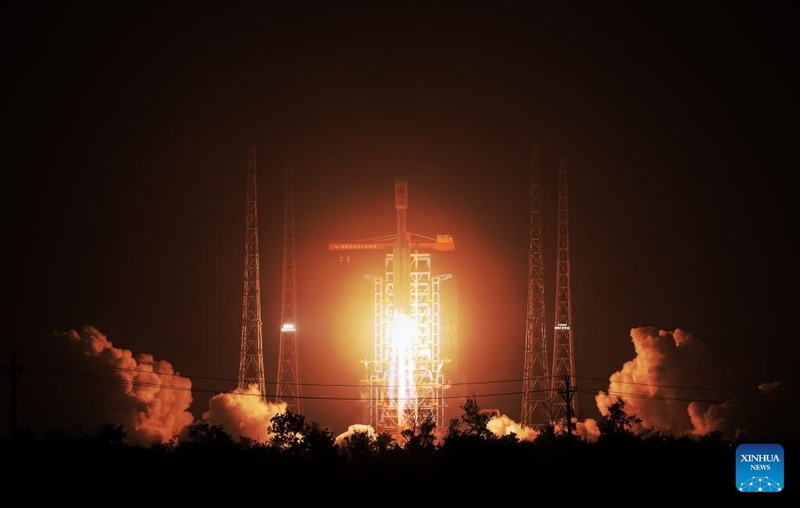 Foguete Longa Marcha-8 da China lança novos satélites de internet