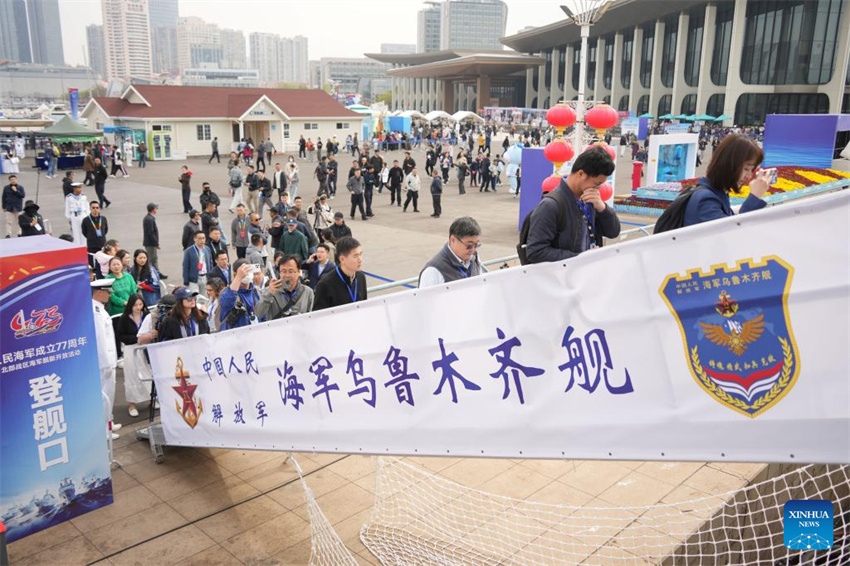 Compatriotas de Taiwan participam do evento de dia aberto pelo 77º aniversário da Marinha do Exército de Libertação Popular