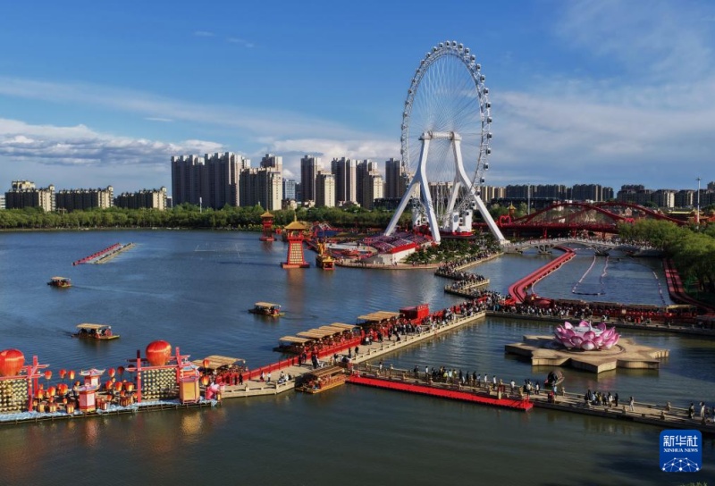 Turistas aproveitam tempo de lazer durante feriado do Dia do Trabalhador em Tangshan, Hebei