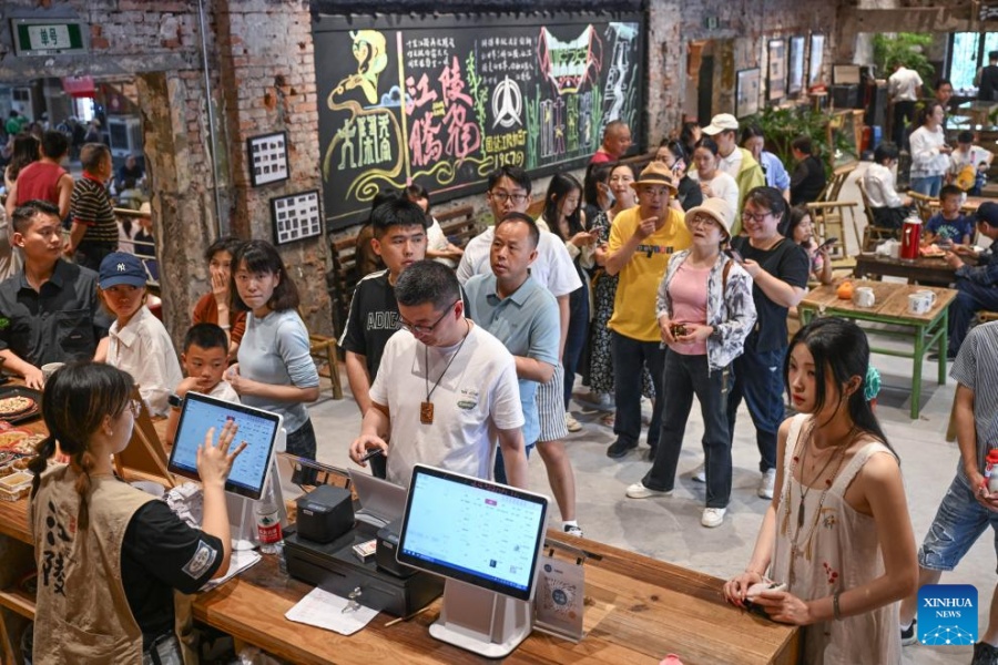 Chongqing: cinema antigo se transforma em espaço cultural comunitário e impulsiona novo dinamismo ao consumo