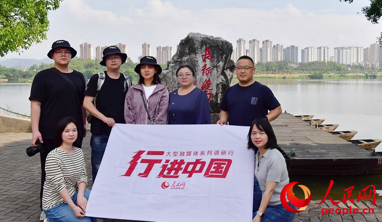 Jiangxi: “China em Movimento 2026” percorre o país para demonstrar avanços da modernização chinesaEm 11 de maio de 2026, a campanha de reportagens “China em Movimento” 2026, organizada pelo Diário do Povo Online, foi inaugurada no distrito de Yudu, cidade de Ganzhou, na província de Jiangxi.