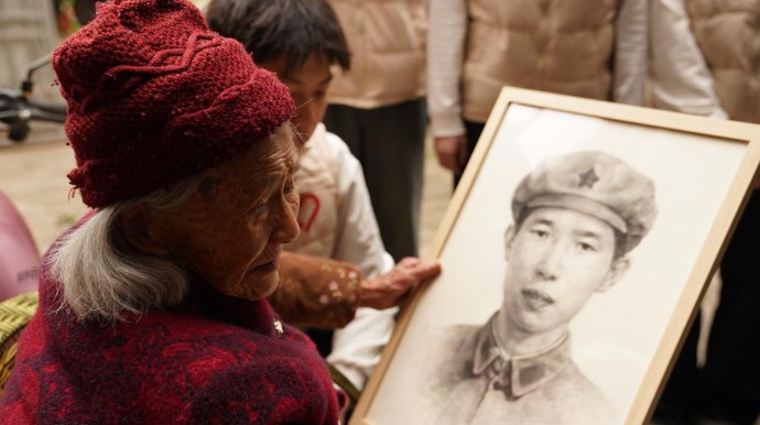 Retratos trazem à tona a memória dos mártires da Longa Marcha Por mais de nove décadas, Zhong Xindi conheceu seu pai, em grande parte, apenas pela ausência.