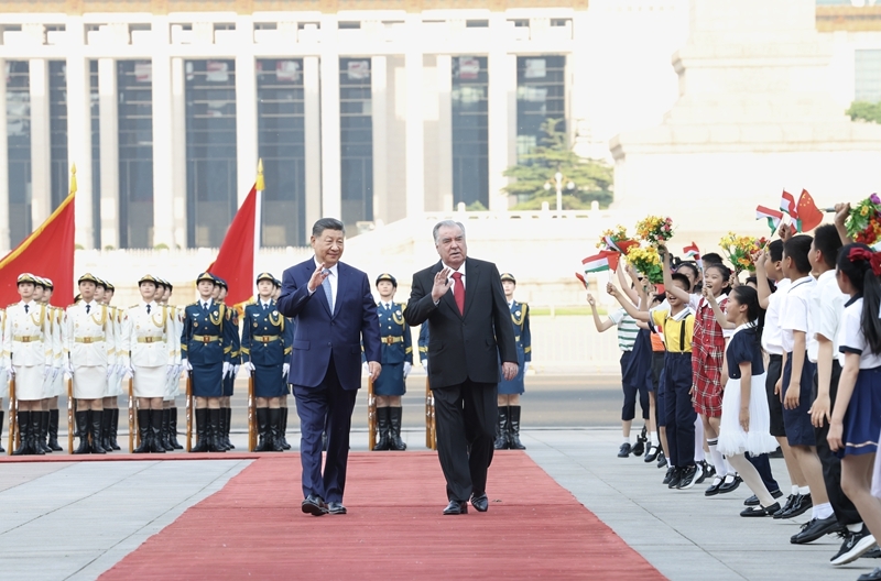 Xi Jinping realiza conversações com presidente tajique