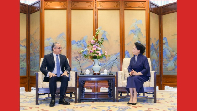 Peng Liyuan reúne-se com chefe da UNESCO em Beijing