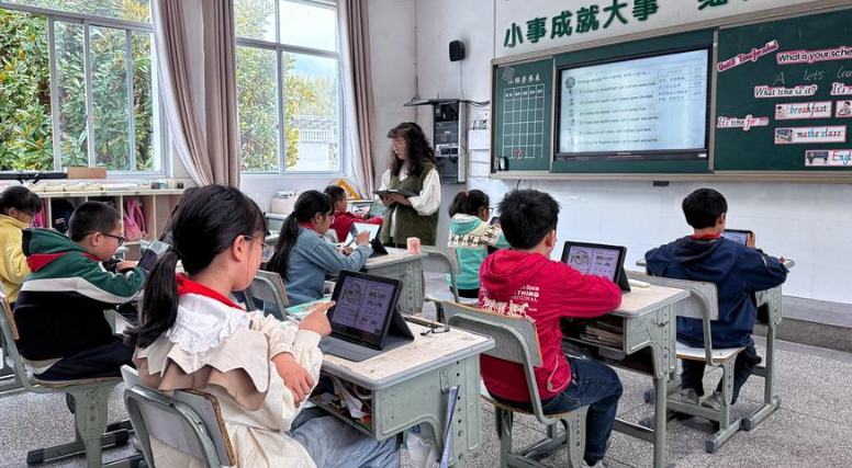 China lança plataforma global de serviços de educação em IAA China anunciou, na terça-feira (12), o lançamento de uma plataforma global de serviços de educação em IA durante a Conferência Mundial de Educação Digital de 2026.