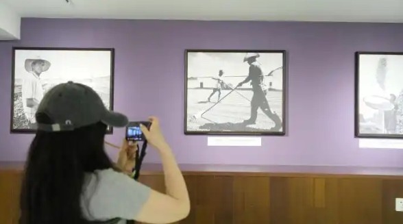 Exposição fotográfica sobre café brasileiro fortalece intercâmbio cultural entre China e BrasilA exposição reúne 19 obras do fotógrafo brasileiro Marcos Piffer. Ao longo de seis anos, Piffer realizou mais de 20 viagens por regiões cafeeiras do Brasil para registrar o cotidiano das plantações de café.
