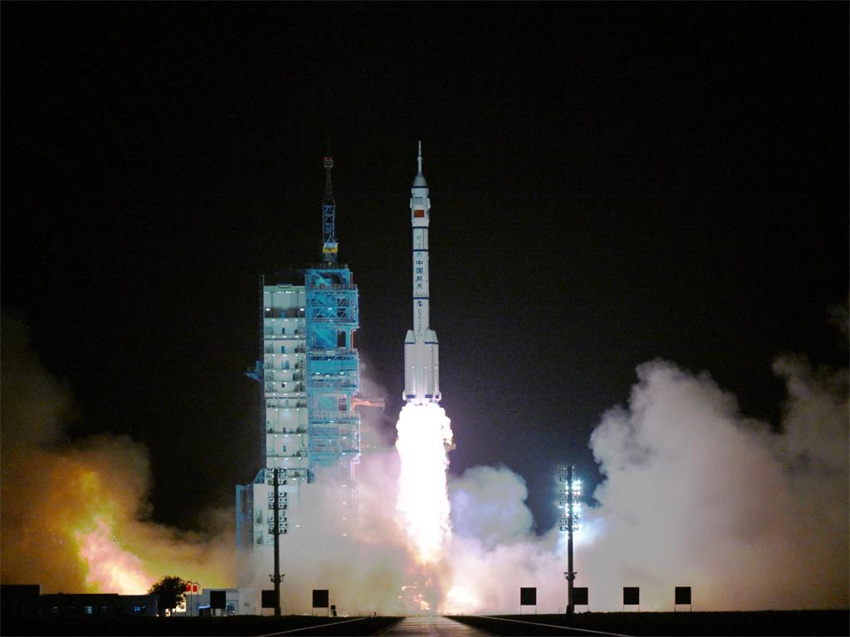 China lança espaçonave tripulada Shenzhou-23