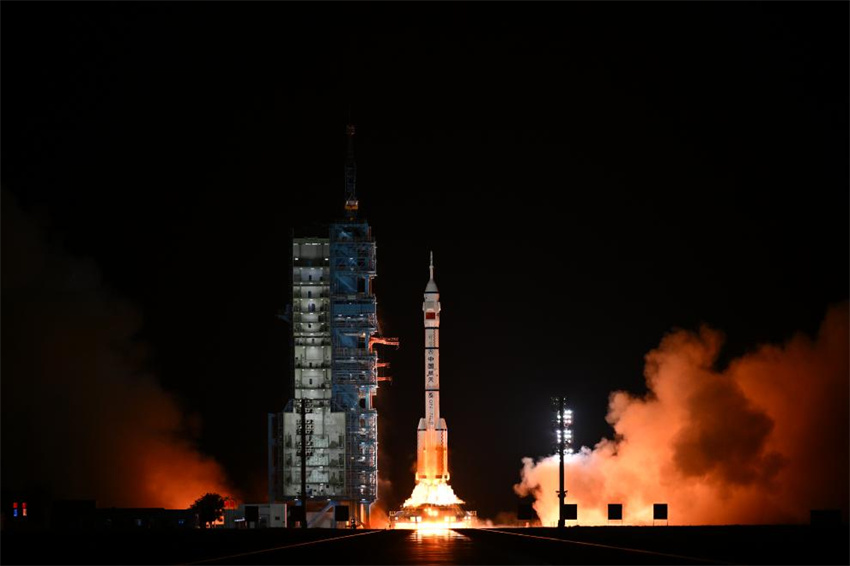 China lança espaçonave tripulada Shenzhou-23