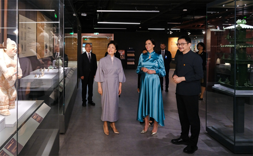 Peng Liyuan e Tamara Vucic visitam Academia de Dança de Beijing