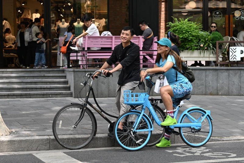 Guia turístico leva estrangeiros a explorar a verdadeira essência de Shanghai