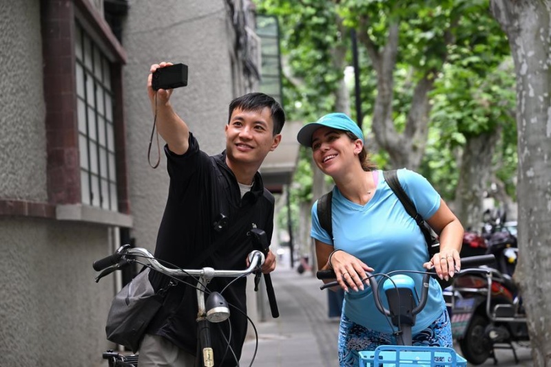 Guia turístico leva estrangeiros a explorar a verdadeira essência de Shanghai